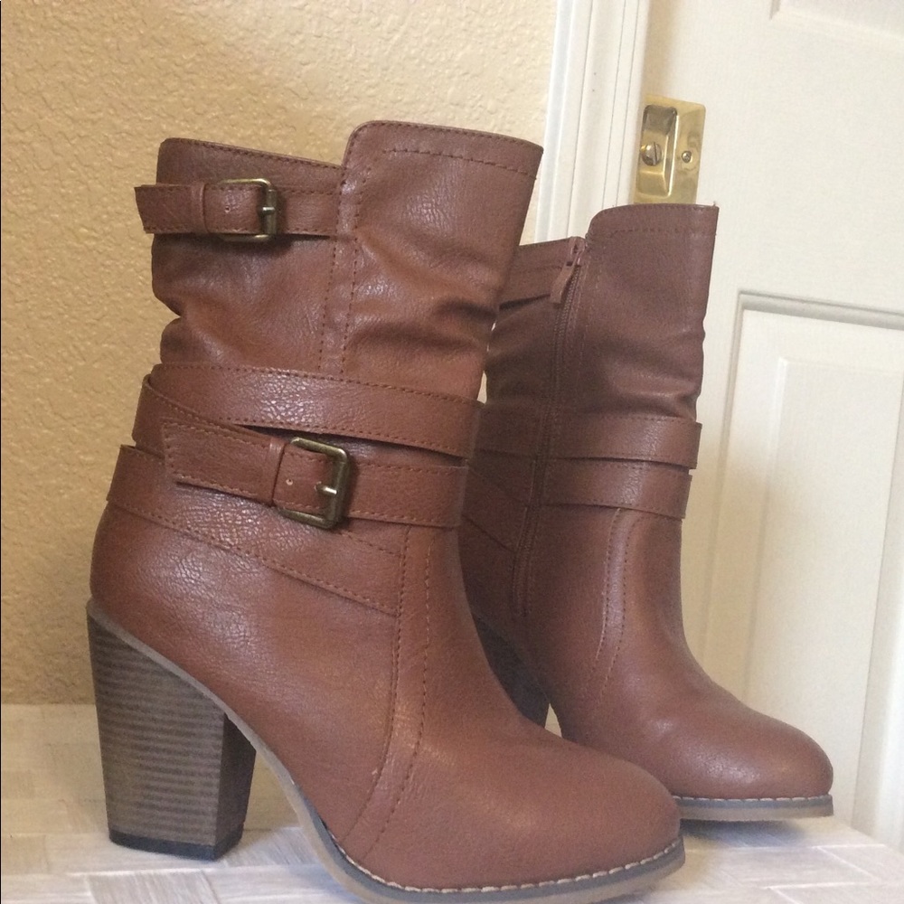 Adorable brown ankle boots! Size 6 NEW!